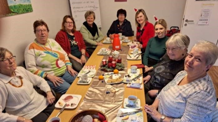 Nachbarinnen an einem Tisch – eingeladen hatten die Quartiersmitarbeiterinnen Nicole Begunov (3.v.r.) und Anna Holland (4.v.r.). | Foto: Caritas