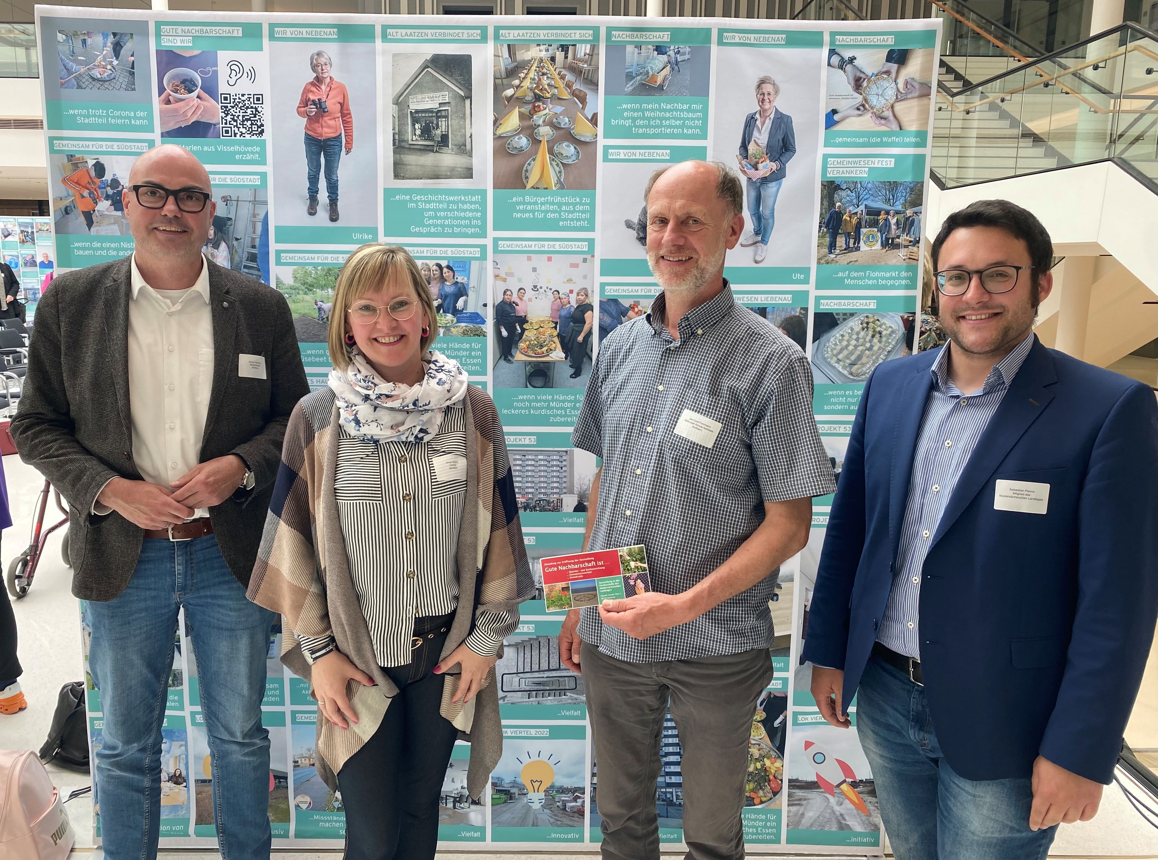 Trafen sich bei der Ausstellungseröffnung in Hannover (v.l.): Bürgermeister Simon Hartmann, Caritas-Mitarbeiterin Anna Holland, Jan-Cord Fuhrmann (Werk-statt-Schule Northeim) und Landtagsabgeordneter Sebastian Penno (SPD). | Foto: LAG