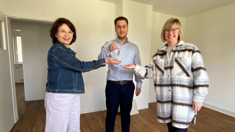 Mathilde Henke (l.) und Anna Holland erhalten die Schlüssel für den neuen Quartiers-Treff von Paul Jelinek. | Foto: Wohnen in Northeim