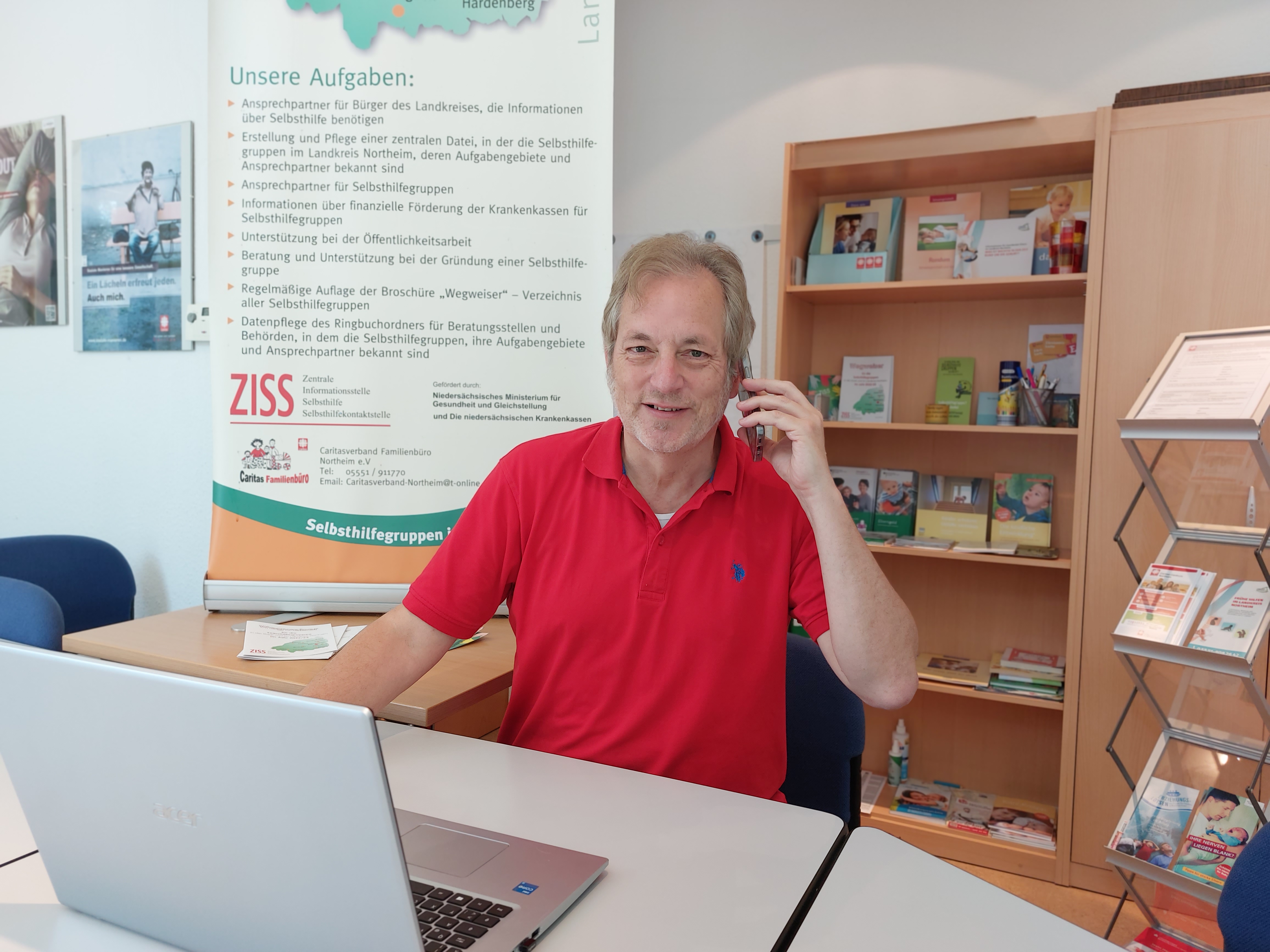 Caritas-Mitarbeiter Hans-Jürgen Schmiel berät zu digitaler Gesundheitskompetenz. | Foto: Mathilde Henke / Caritas