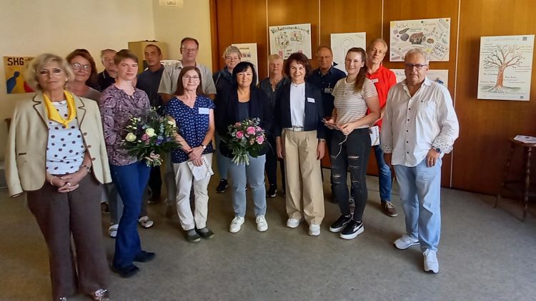 Vertreter:innen von Selbsthilfegruppen, Jasmin Hänel (HAWK, 2.v.l.), Landrätin Astrid Klinkert-Kittel (4.v.l.), Mitarbeiter:innen der ZISS. | Foto: Sandra Spuck