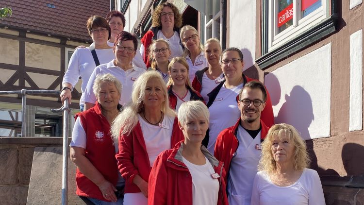 Ulla Becker (r.) freut sich mit ihrem Pflegeteam über die neue Caritas-Anlaufstelle in der Sparkasse in Gieboldehausen. | Foto: Caritas