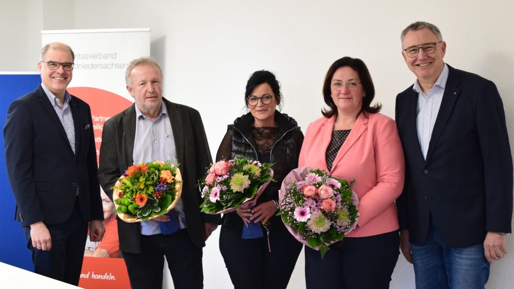 Simone Lojda (M.) übernimmt die Leitung des Geschäftsbereichs Altenhilfe und Pflege von Gerd Hegerkamp (2.v.l.) und Manuela Kunze (2.v.r.), alle drei erhielten Blumen von den Caritas-Vorständen Holger Gatzenmeyer (l.) und Ralf Regenhardt (r.). | Foto: Johannes Broermann / cps