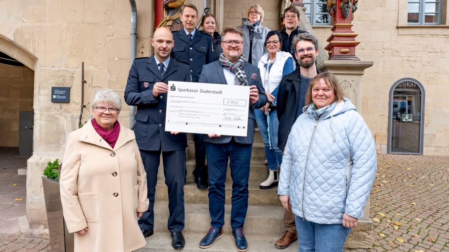 Spendenübergabe der Stadt Duderstadt und der Bundespolizei Aktion „Urlaub ohne Koffer“ im Lorenz-Werthmann-Haus der Caritas Südniedersachsen erhält einen Teil der Einnahmen aus dem 66. Wohltätigkeitskonzert. Mehr als 500 Besucherinnen und Besucher folgten im vergangenen Sommer der Einladung zum 66. Wohltätigkeitskonzert, das von der Stadt Duderstadt und der Bundespolizei organisiert wurde. Im Stadtpark sorgten das Bundespolizeiorchester Hannover, die Concert Band und weitere Solokünstlerinnen und Solokünstler des Eichsfeld-Gymnasiums Duderstadt für musikalische Höhepunkte – und das alles für den guten Zweck. Nun wurden die im Rahmen des Konzertes erzielten Einnahmen in Höhe von 3.300 Euro an drei gemeinnützige Organisationen aus Duderstadt übergeben. Bürgermeister Thorsten Feike und Steffen Reier, Abteilungsleiter der Bundespolizei Duderstadt, überreichten jeweils 1.100 Euro an das Dekanatsjugendzentrum Emmaus, das die Seniorenbegegnungsstätte im Lorenz-Werthmann-Haus und die Lebenshilfe Eichsfeld e.V. Bürgermeister Feike betonte: „Es ist unsere soziale Verantwortung, wohltätige Projekte zu unterstützen. Und die, die wir jetzt mit dieser Spende bedacht haben, haben es mehr als verdient, unterstützt zu werden.“ Auch Steffen Reier hob hervor, es sei ihm und der Bundespolizei in Duderstadt, ein besonderes Anliegen „mit dem Wohltätigkeitskonzert eine Möglichkeit zu schaffen, das Gemeinwohl zu stärken und etwas zurückzugeben.“ Die Spenden wurden bereits sinnvoll eingeplant. Simone Lojda, Geschäftsbereichsleiterin Altenhilfe und Pflege der Caritas Südniedersachsen erklärte: „Der Betrag von über 1.000 Euro ist ein großer Betrag für uns, den wir unserem Projekt ‚Urlaub ohne Koffer‘ zugutekommen lassen werden. Mit dieser Aktion wollen wir älteren Menschen einen Kurzurlaub ermöglichen.“ Elvira Werner vom Dekanatsjugendzentrum Emmaus berichtete: „Mit dem Beitrag werden wir unsere kostenfreien Angebote für Kinder und Jugendliche ausbauen können.“ Sie zählte dabei beispielhaft Schwimmkurse, Kreativangebote und gemeinsame Mittagessen auf. Irmgard Schmidt, stellvertretende Vorsitzende der Lebenshilfe Eichsfeld e.V., kündigte an, die Spende wahrscheinlich für eine Mehrtagesfahrt für Personen mit Behinderung nutzen zu wollen. Die nächste Gelegenheit, das Bundespolizeiorchester Hannover live zu erleben, bietet sich am 10. Dezember um 10.30 Uhr in der Basilika St. Cyriakus in Duderstadt. Dort wird das Orchester in kleiner Besetzung den Standortgottesdienst der Bundespolizei musikalisch begleiten, unterstützt vom Chor der Heinz-Sielmann-Realschule. Freuen sich über die Einnahmen aus dem 66. Wohltätigkeitskonzert der Bundespolizei in Duderstadt (v.l.): Irmgard Schmidt, Steffen Reier, Reiner Paschke, Elvira Werner, Bürgermeister Thorsten Feike, Sabine Nolte, Simone Lojda, Daniel Schneemann, Frank Heerwig und Lioba Stadermann. | Foto: Stadt Duderstadt