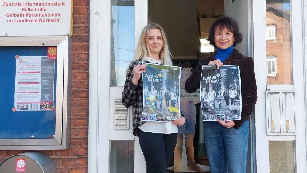 „Urlaub mit der Familie“: Die Caritas-Mitarbeiterinnen Nicole Begunov (l.) und Mathilde Henke informieren über Fördermöglichkeiten im Caritas-Centrum Northeim. | Foto: Caritas Südniedersachsen