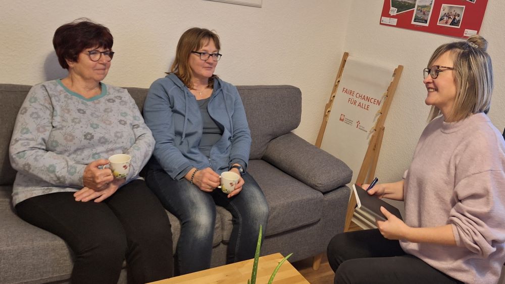 Das neue Sofa lädt zum Plauschen ein (v.l.): Elisabeth und Petra aus der Nachbarschaft kamen ins Gespräch mit Quartiersmanagerin Anna Holland. | Foto: Quartiersprojekt