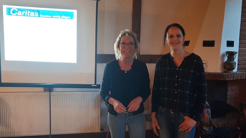 Beate Kracht (l.) und Stefanie Jünemann präsentierten die Caritas-Angebote beim DRK. | Foto: Caritas