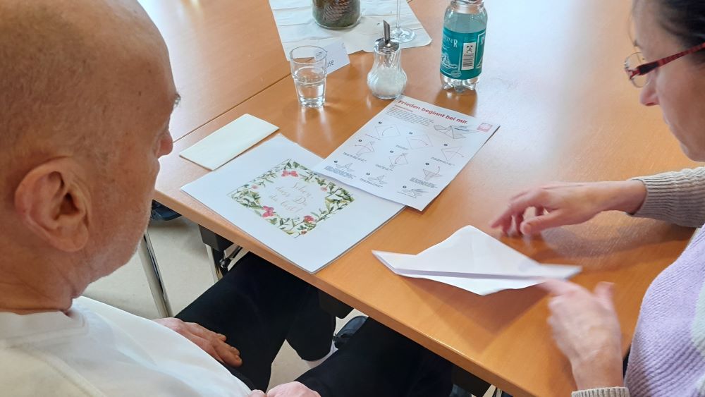 In der Tagespflege Duderstadt wurde schon fleißig an den Friedenstauben gebastelt. | Foto: Stefanie Jünemann