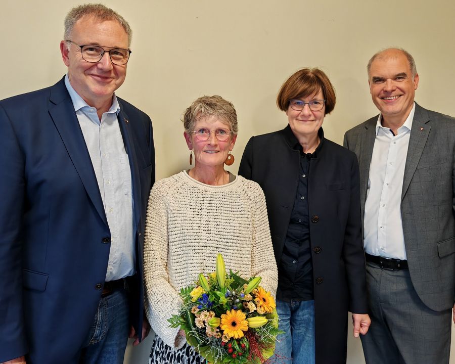 Das Foto zeigt von links nach rechts: Ralf Regenhardt, Dagmar Wüstefeld (mit einem Blumenstrauß), Heike Jagemann und Holger Gatzenmeyer. | Foto: Claudia Nachtwey / cps