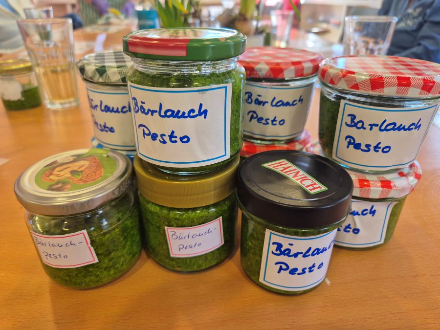 Das Foto zeigt eine kleine Pyramide mit kleinen Gläsern, die handschriftliche Etiketten tragen: "Bärlauch-Pesto".