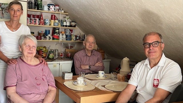 Das Foto zeigt vier Menschen an einem Tisch.