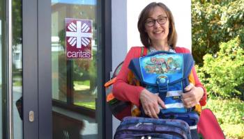 Maria Weiss sammelt gut erhaltene Schultaschen, um sie an Familien mit geringem Einkommen weiterzugeben. | Foto: Caritas