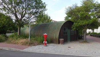 Rekonstruierte Nissenhütte im Lager Friedland | Foto: Simon-Martin - Eigenes Werk, CC BY-SA 4.0