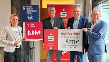 Bei der symbolischen Scheckübergabe (von links): Marina Lühmann, Leiterin Vertriebsmanagement der Sparkasse Duderstadt, Schuldnerberater Thomas Pohl, Vorstandssprecher der Caritas Südniedersachsen Ralf Regenhardt und Vorstandsvorsitzender der Sparkasse Duderstadt Markus Teichert. | Foto: Claudia Nachtwey