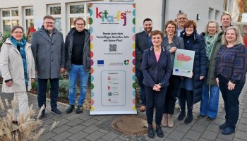 Gruppenbild aller beteiligten draußen vor dem Inklusiven Campus Duderstadt