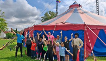 Vertreter:innen der Caritas, der Stadt Duderstadt, der Zirkuspädagogen und die teilnehmenden Kinder und Jugendlichen erwarten gespannt die Gäste zur ersten Vorstellung. | Foto: Claudia Nachtwey