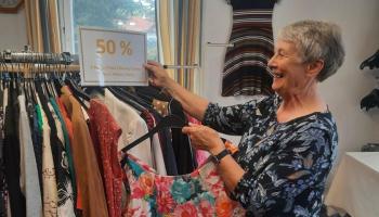 Barbara Otto bereitet den Sommerschlussverkauf im FAIRKAUF-Laden vor. | Foto: Corinna Jacobi / Caritas