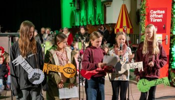 Das Foto zeigt fünf Kinder mit großen Pappschlüsseln.