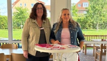 Das Bild zeigt die Caritas-Pflegeteamleitungen Melanie Esseln (links) und Tanja Esseln-Michael an einem Stehtisch. | Foto: Caritas