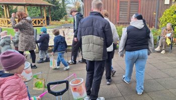 Verbreiten mit ihren Laternen und Liedern viel Freude: Kinder aus dem Campus waren zum Martinstag in der Tagespflege. | Foto: Caritas