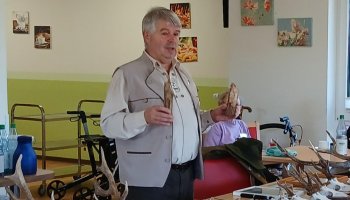 Das Foto zeigt Jäger Werner Zapfe aus Seulingen bei seinem Vortrag.