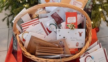 Das Foto zeigt einen Korb voller Weihnachtskarten.