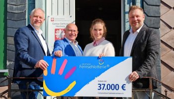 Bei der symbolischen Spendenübergabe am Caritas-Centrum in Herzberg am Harz (von links): Dr. Volker Bullwinkel, Michael Seifert, Isabel Lubojanski und Stephan Masch. | Foto: Claudia Nachtwey / cps
