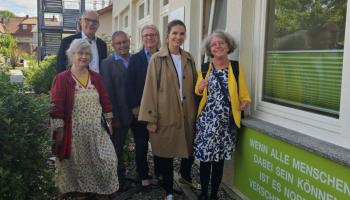 Die Europaabgeordnete Katrin Langensiepen (rechts) war zu Gast beim Inklusionsausschuss der Caritas Südniedersachsen (von links): Friederike Smilge, Holger Gatzenmeyer, Andreas Sommer, Karina Gatzenmeyer und Isabel Lubojanski. | Foto: Büro Langensiepen