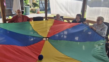 Auf einem Schwungtuch wird ein kleiner Ball balanciert.