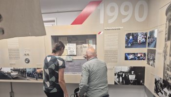 Zwei Menschen betrachten eine Ausstellung. 