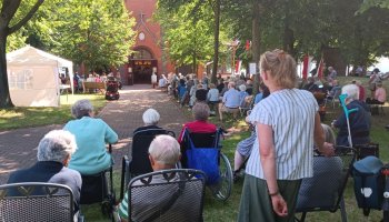 Menschen haben sich vor der Kapelle versammelt.
