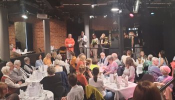 Menschen sitzen im DT-Keller