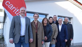 Das Foto zeigt eine Gruppe von Menschen draußen vor dem Stadtteiltreff Kastanienplatz.