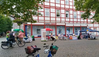 Das Bild zeigt einige Infostände auf der anderen Straßenseite.