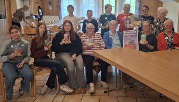 Gruppenbild mit Plakaten des Caritas-Jahresmottos