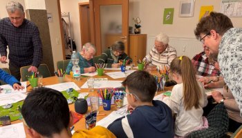 Das Foto zeigt die Teilnehmenden beim gemeinsamen Tun.