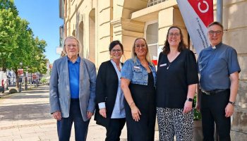 5 Personen stehen vor der Eingangstür
