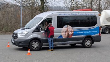 Das Foto zeigt einen Kleinbus auf einem Übungsplatz.