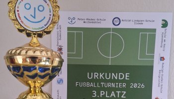 Ein Pokal und eine Urkunde