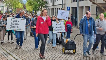 Demonstrierende Menschen gehen.