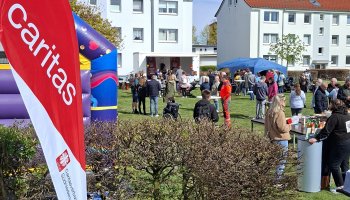 Das Foto zeigt das Fest auf der Wiese.