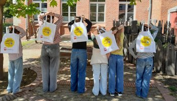 Das Foto zeigt sechs Schüler:innen von hinten.