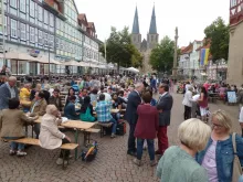 Beim Internationalen Picknick 2016 kamen rund 700 Gäste auf der Marktstraße in Duderstaddt zusammen. | Foto: Ralf Regenhardt / Caritas