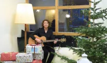 Dagmar Henkel singt „Stille Nacht, heilige Nacht“ auf vier Sprachen. | Foto: Caritas Südniedersachsen