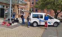Henrike Unverfehrt-Köhn (v.l.), Anne-Kathrin Freckmann und Carsten Pfeiffenbrink freuen sich mit Isabel Lubojanski und Maria Weiss von der Caritas über gespendete Computer zur Weitergabe an Familien mit Kindern im Homeschooling. Die Aktion erhielt beim Elisabethpreis 2021 einen 3. Preis. | Foto: Caritas Südniedersachsen