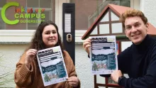 Samira Ben Rejeb und Konstantin Krolop zeigen den Wunschzettel 2024 vor dem Fachwerkhäuschen-Briefkasten am Inklusiven Campus Duderstadt. | Johannes Broermann / cps