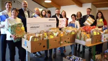 Freuen sich gemeinsam über die gelungene Wunschzettelaktion 2024 (von links): Caritas-Projektkoordinator Konstantin Krolop, Angelika Schneegans (ehrenamtliche Helferin), Ottobock-Geschäftsführer Oliver Jakobi, Caritas-Mitarbeiterinnen Vera Rodenstock und Samira Ben Rejeb, Ottobock-PR-Managerin Lara Albrecht, Apotheker Adrian Knoch, Nele Seseke (ehrenamtliche Helferin), dm-Filialleiterin Pia Fiedler, Martina Müller von der Tischlerei Johannes Müller Gerblingerode, Domkapitular Propst Thomas Berkefeld und Isa