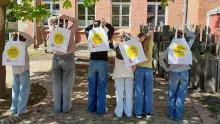 Das Foto zeigt sechs Schüler:innen von hinten.