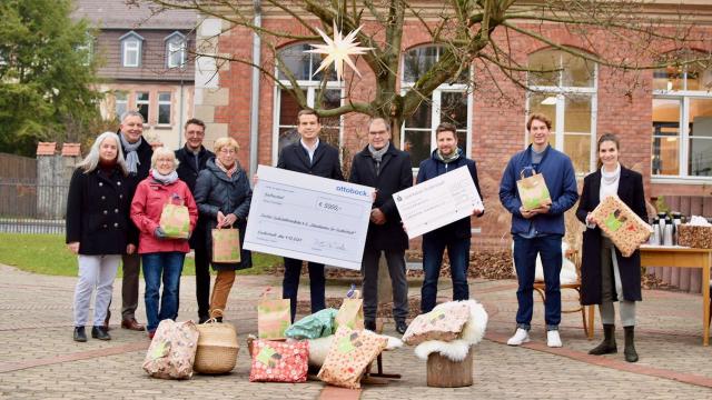 Unterstützen tatkräftig die Wunschzettelaktion 2021: Kirsten Bertels von der Familienbildungsstätte Untereichsfeld, Caritas-Vorstandssprecher Ralf Regenhardt, Carola Müller-Dornieden, Propst Thomas Berkefeld und Gabriele Kunze aus der Pfarrgemeinde St. Cyriakus, Ottobock-CEO Philipp Schulte-Noelle, Caritas-Vorstand Holger Gatzenmeyer, Apotheker Adrian Knoch sowie Konstantin Krolop und Isabel Lubojanski vom Familienzentrum im Inklusiven Campus Duderstadt. | Foto: Broermann / Caritas