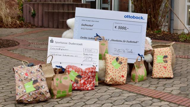 Liebevoll und individuell verpackt: die Geschenke der Wunschzettelaktion enthalten neben Gutscheinen aus lokalen Geschäfte weitere Gaben wie Pflaster, Pixibücher, Stifte und Socken. | Foto: Broermann / Caritas